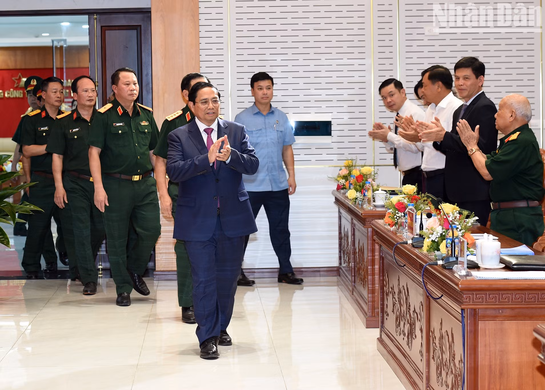 Pham Minh Chinh se reúne con el 12o Cuerpo.