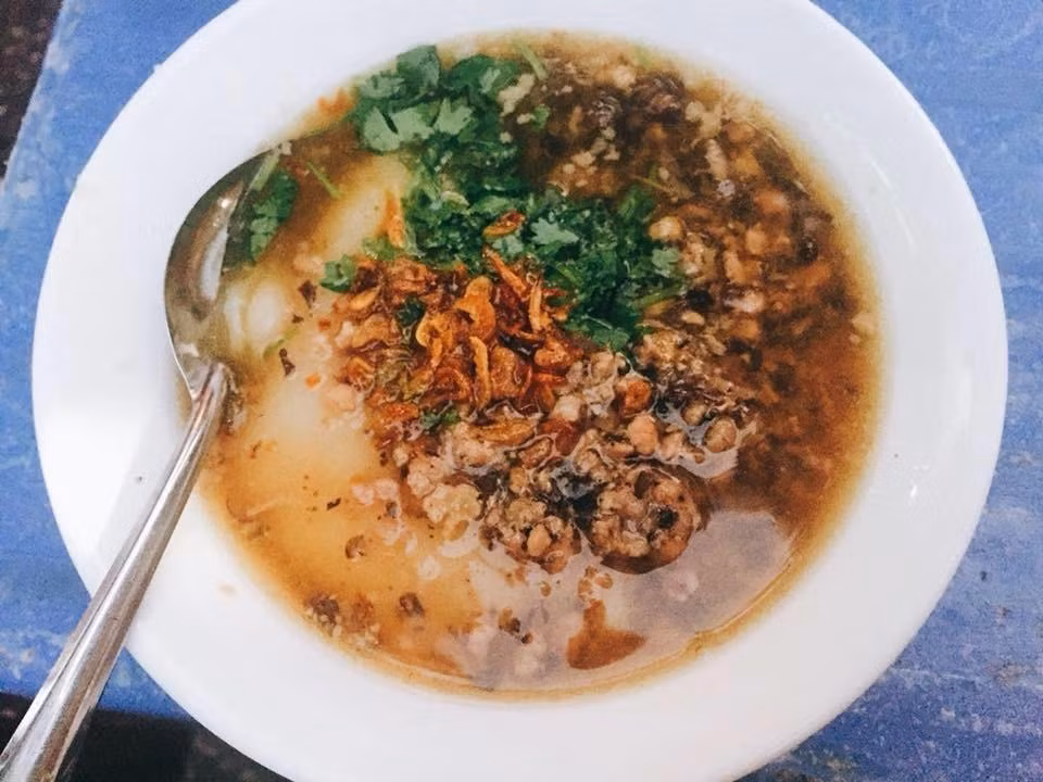 Cuando se desea un plato caliente y picante, el Banh Duc Nong (pastel caliente de Duc) siempre es la primera opción. Sus ingredientes son carne picada, hongos, salsa caliente y un poco de hierba, adecuada para una merienda pequeña antes de cenar. El Banh Duc Nong puede encontrarse en las cafeterías callejeras, al lado de las calles, o en los callejones llenos de comensales.