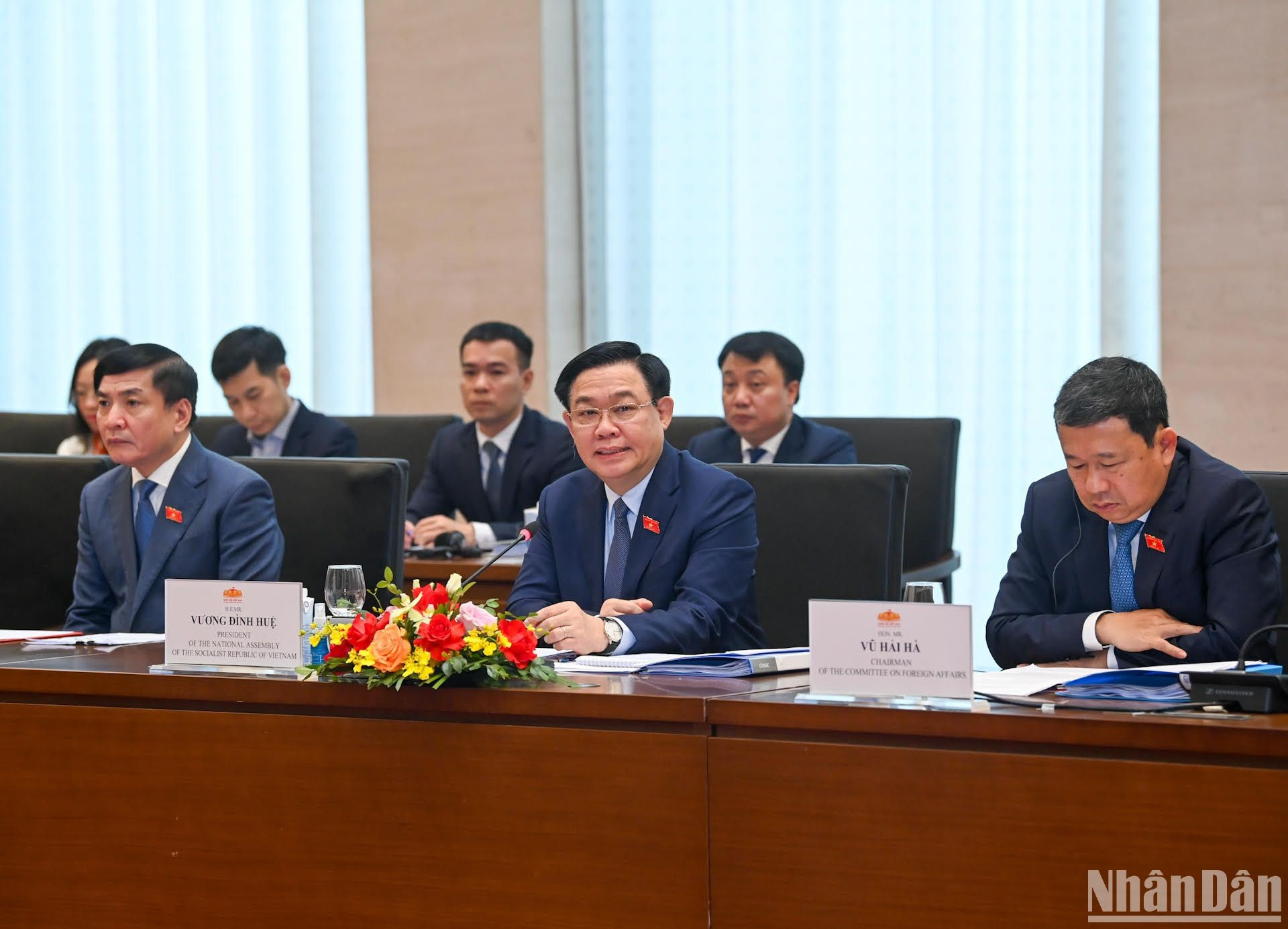 Vuong Dinh Hue responde a las cuestiones de los delegados empresariales del USABC.