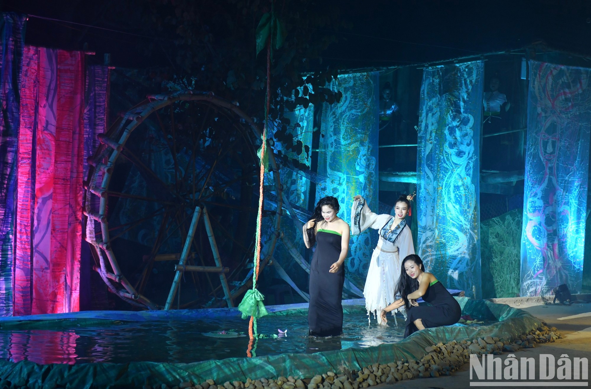 El espectáculo consta de aproximadamente 40 minutos de duración y cuenta con 20 actores profesionales y 56 figurantes. El espectáculo consta de aproximadamente 40 minutos de duración y cuenta con 20 actores profesionales y 56 figurantes.