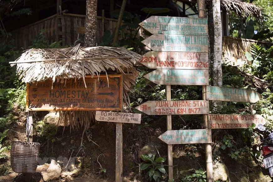 Señalización a las casas de familias locales.