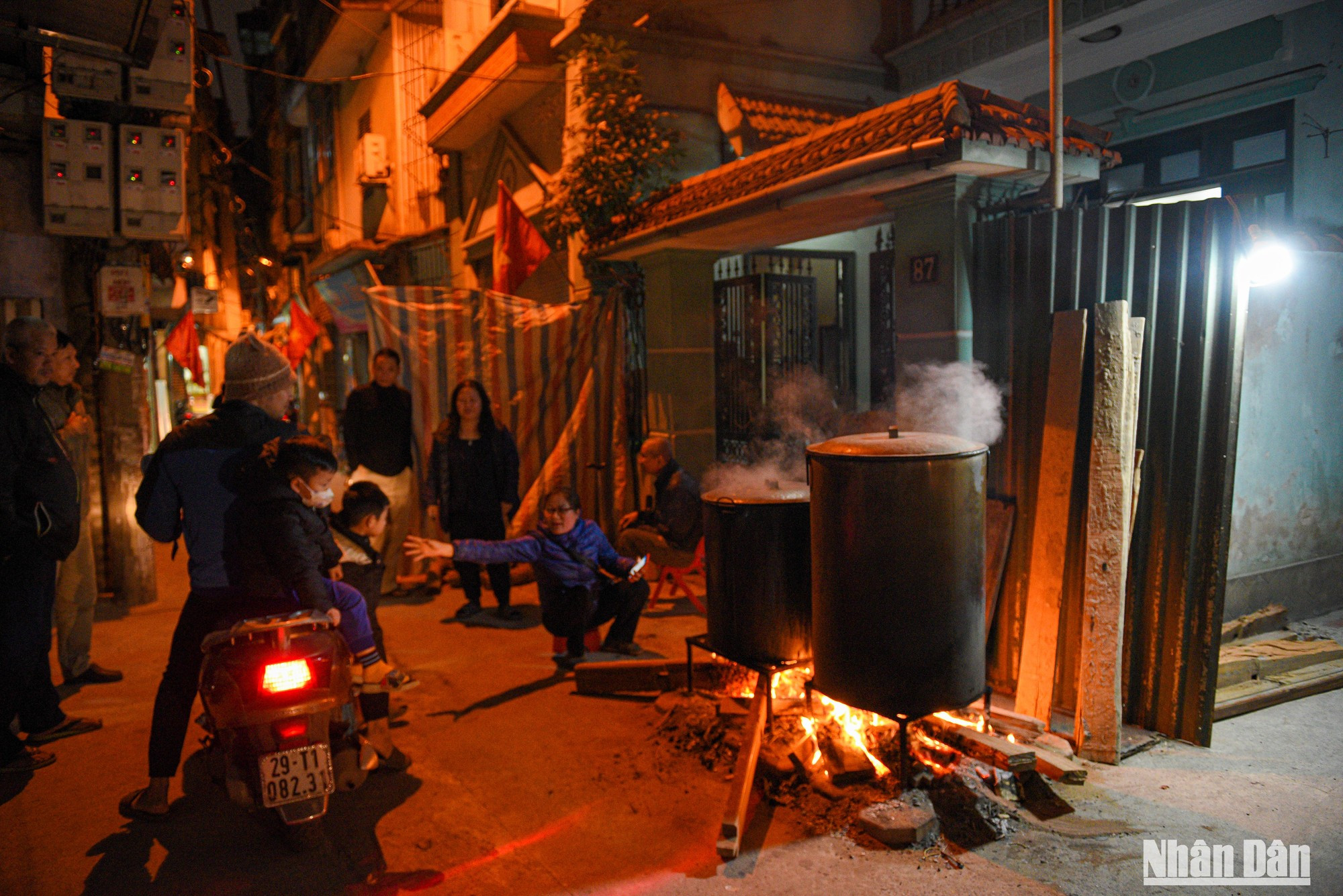 La imagen de familias reunidas al lado de la olla de pasteles señala una cálida y acogedora fiesta de Año Nuevo Lunar. La imagen de familias reunidas al lado de la olla de pasteles señala una cálida y acogedora fiesta de Año Nuevo Lunar.