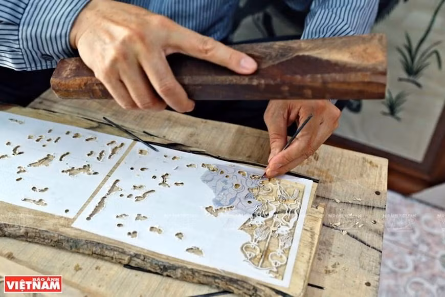 La fase de grabar en tabletas de madera para formar moldes de impresión de las pinturas de Dong Ho. La fase de grabar en tabletas de madera para formar moldes de impresión de las pinturas de Dong Ho.