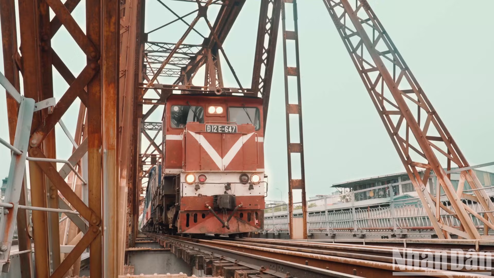El tren lleva a los visitantes a los vestigios del pasado y del presente.
