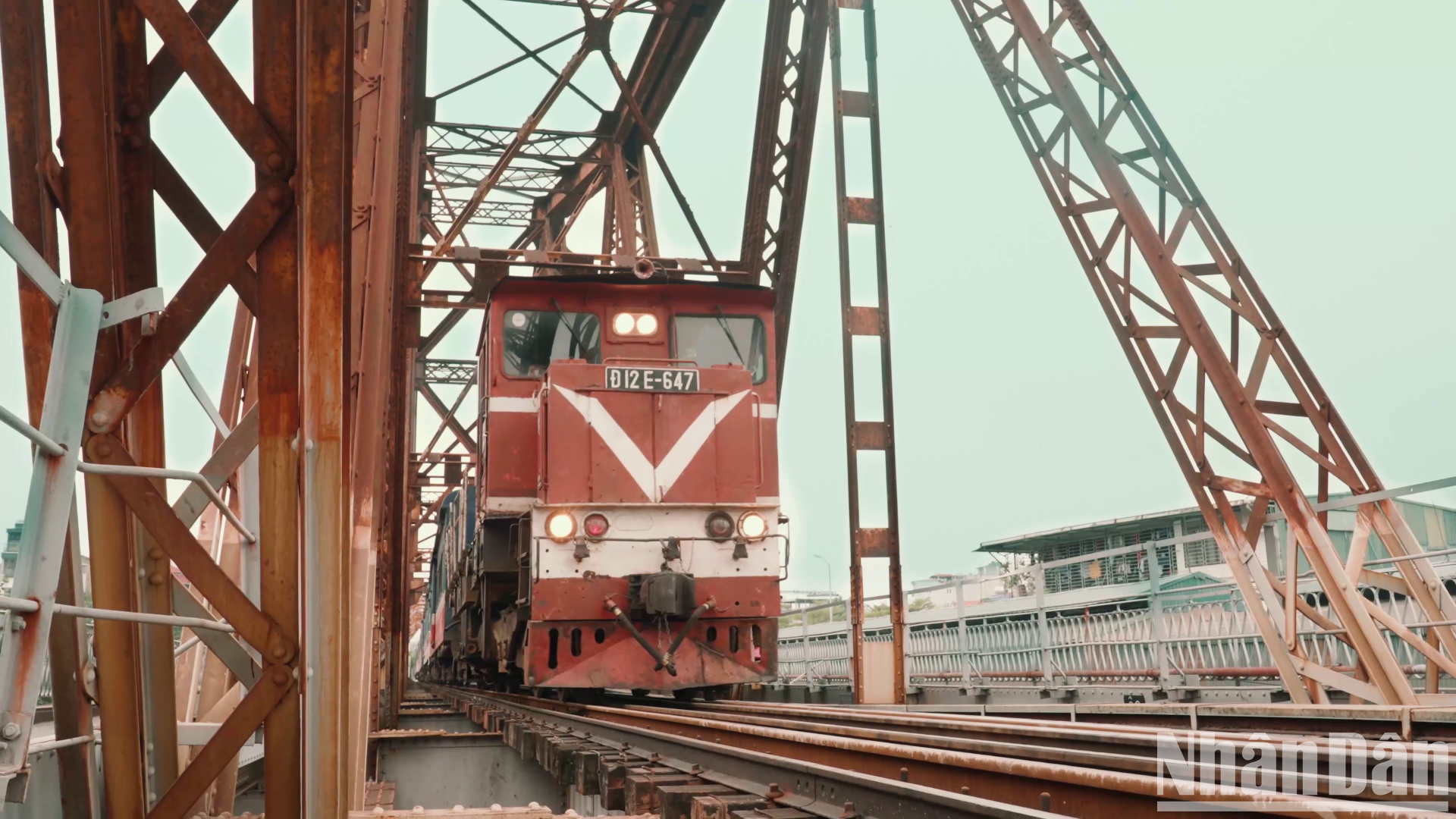 El tren lleva a los visitantes a los vestigios del pasado y del presente. El tren lleva a los visitantes a los vestigios del pasado y del presente.