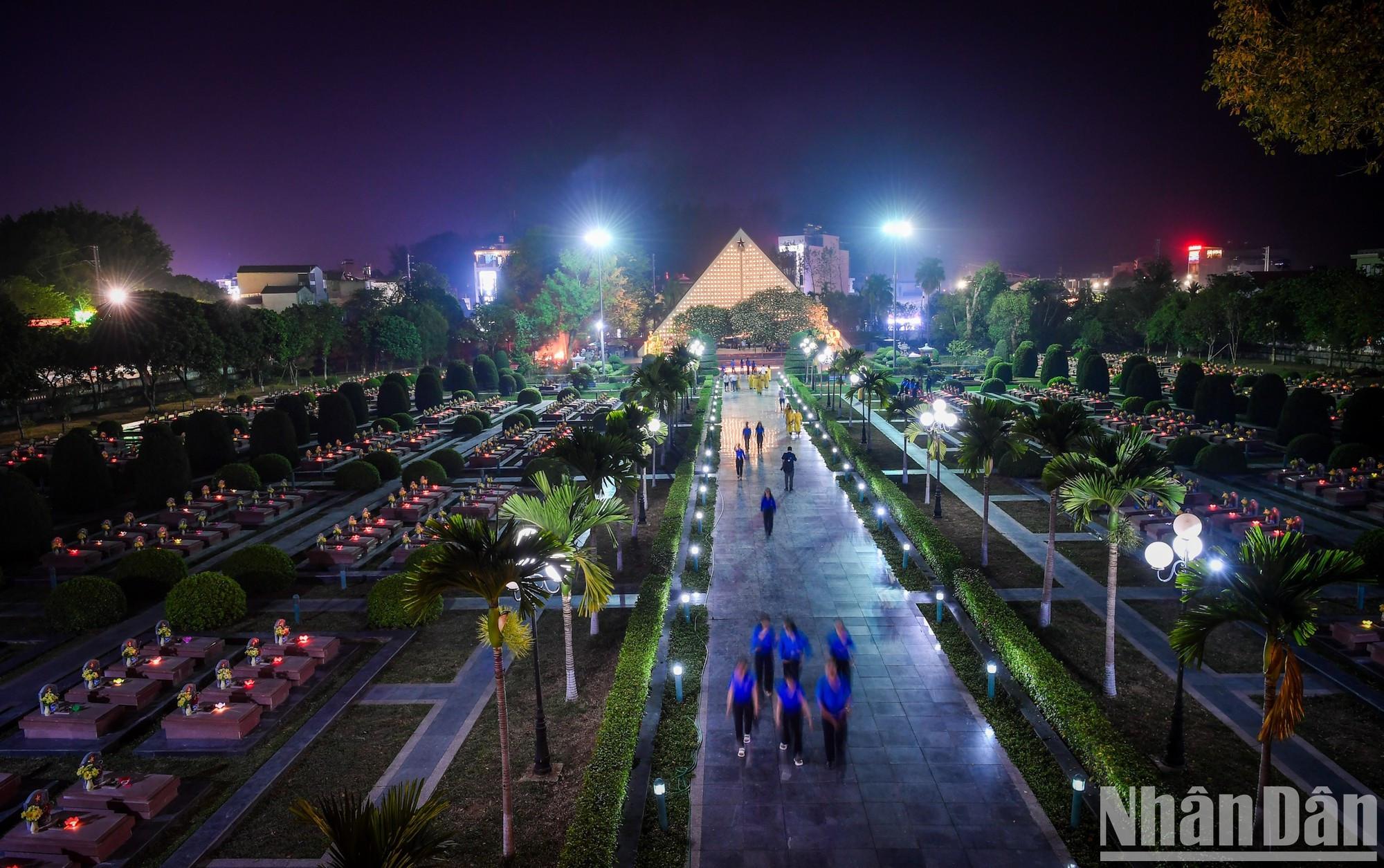 En la noche del 4 de mayo, en el Cementerio Nacional de los Mártires A1 de la ciudad de Dien Bien Phu, la Unión Juvenil Provincial celebra una ofrenda de incienso y una vigilia con velas para rendir homenaje a los héroes y mártires en el 70 aniversario de la Victoria en Dien Bien Phu (7 de mayo de 1954). En la noche del 4 de mayo, en el Cementerio Nacional de los Mártires A1 de la ciudad de Dien Bien Phu, la Unión Juvenil Provincial celebra una ofrenda de incienso y una vigilia con velas para rendir homenaje a los héroes y mártires en el 70 aniversario de la Victoria en Dien Bien Phu (7 de mayo de 1954).