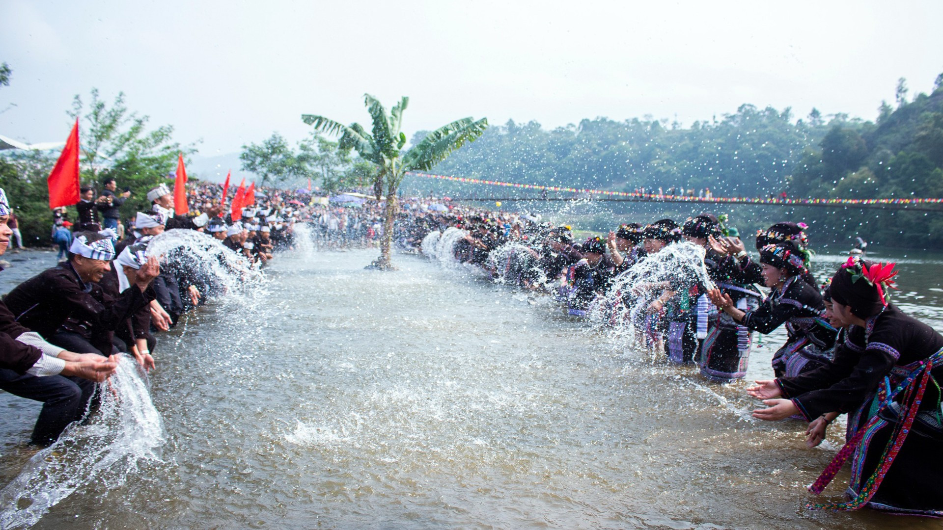 La salpicadura de agua es una de las actividades más atrayentes del festival.