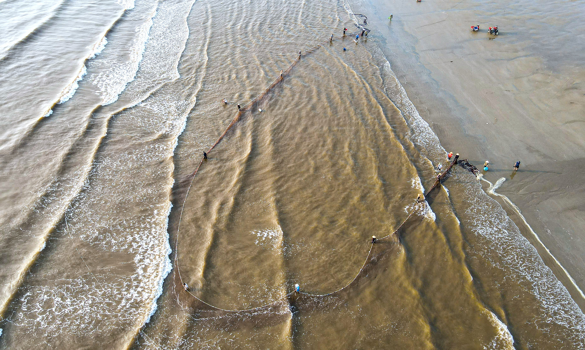 La red cubre una gran zona, por lo que la cuerda tiene más de mil metros de largo.
