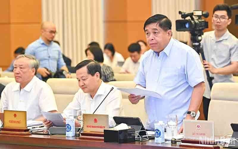 El ministro de Planificación e Inversión Nguyen Chi Dung presenta un informe sobre el desarrollo socioeconómico.