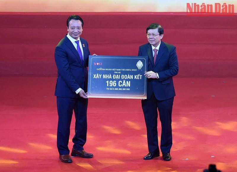 Representantes empresariales entregan donación para construir 196 casa de unidad nacional para los pobres.