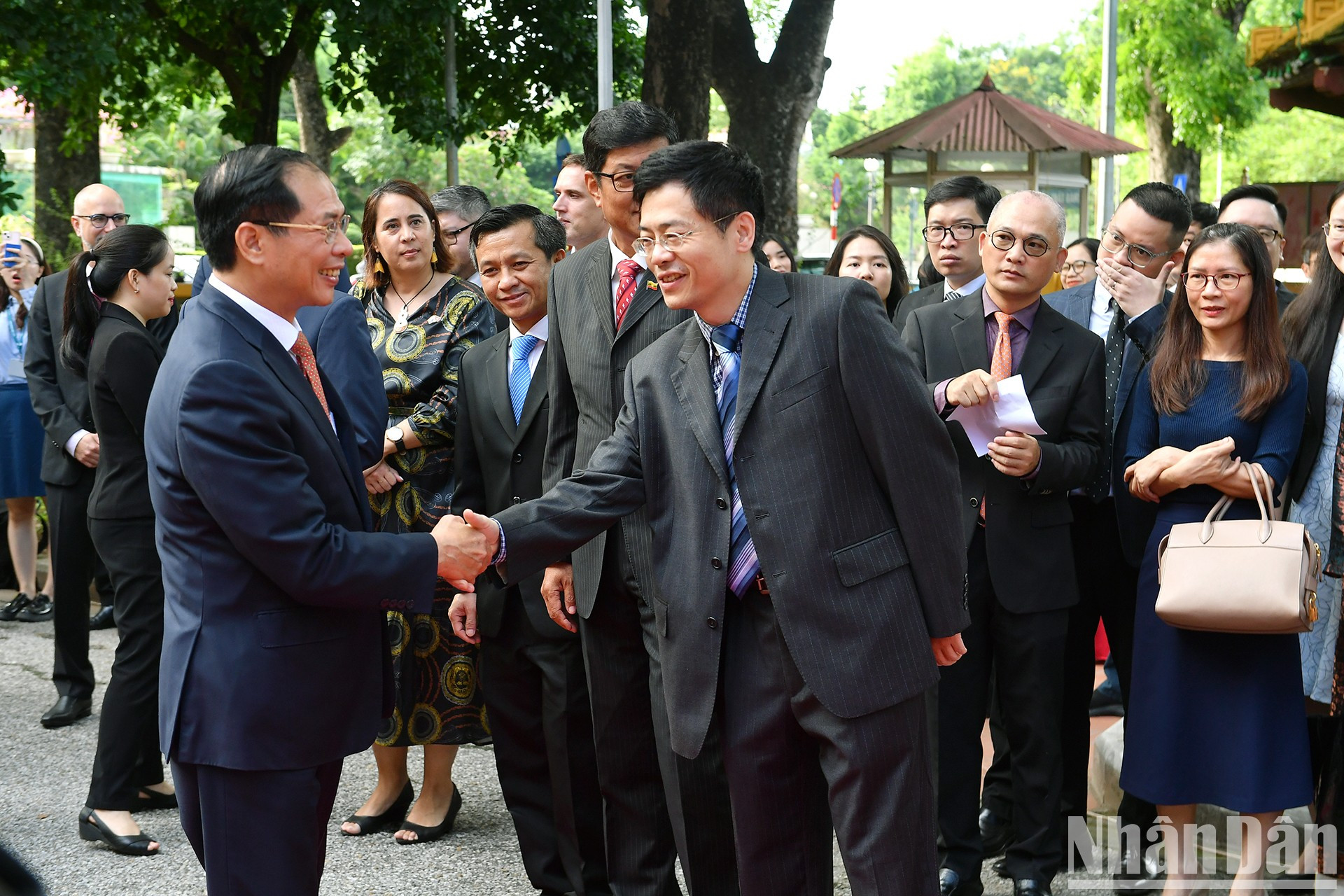 El canciller Bui Thanh Son saluda a los miembros del cuerpo diplomático y a los representantes de las embajadas de los países integrantes de la ASEAN en Vietnam. El canciller Bui Thanh Son saluda a los miembros del cuerpo diplomático y a los representantes de las embajadas de los países integrantes de la ASEAN en Vietnam.