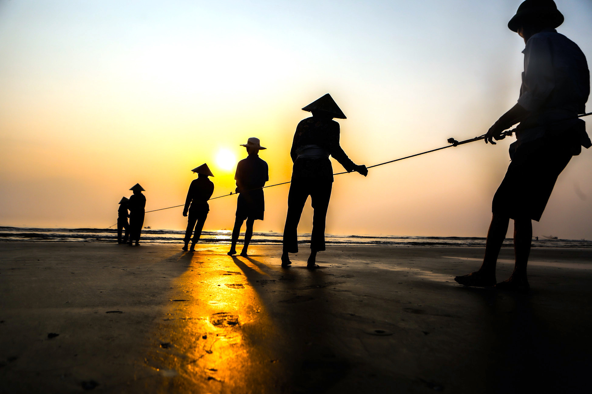 Sin embargo, la mayoría de quienes tiran de las redes no son jóvenes, sino personas mayores y con experiencia en esa labor.