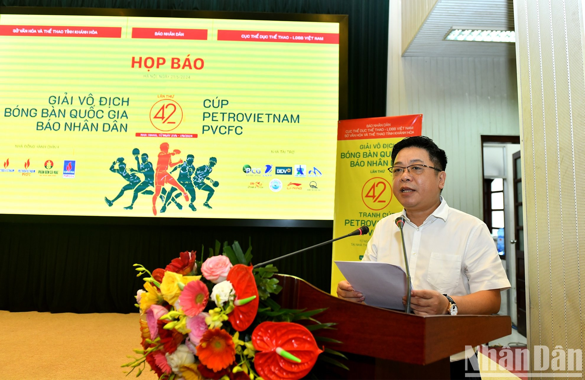 El redactor subjefe de Nhan Dan y subjefe del comité directivo del Campeonato, Que Dinh Nguyen, interviene en la conferencia.