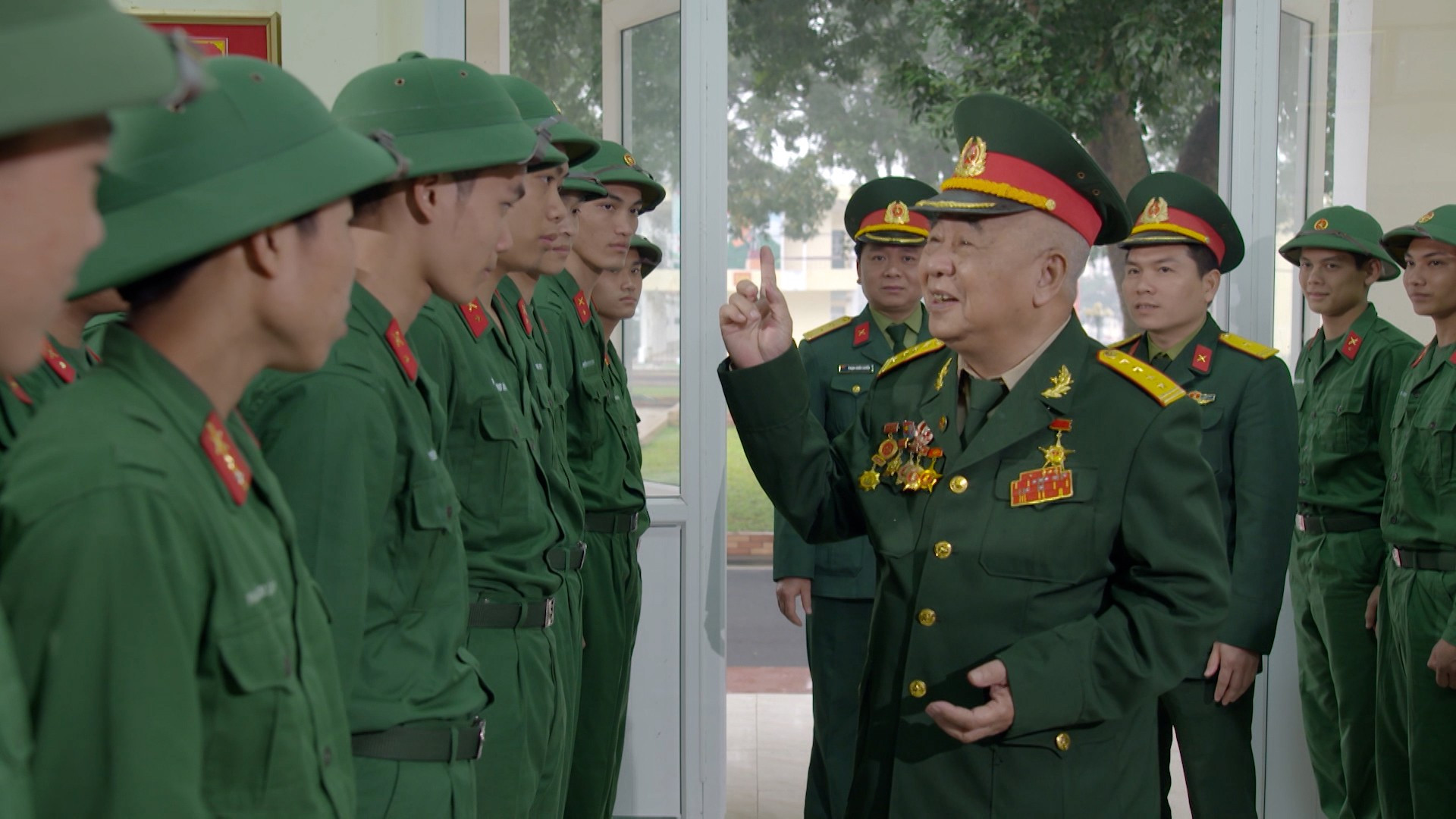 Las generaciones militares en el filme.