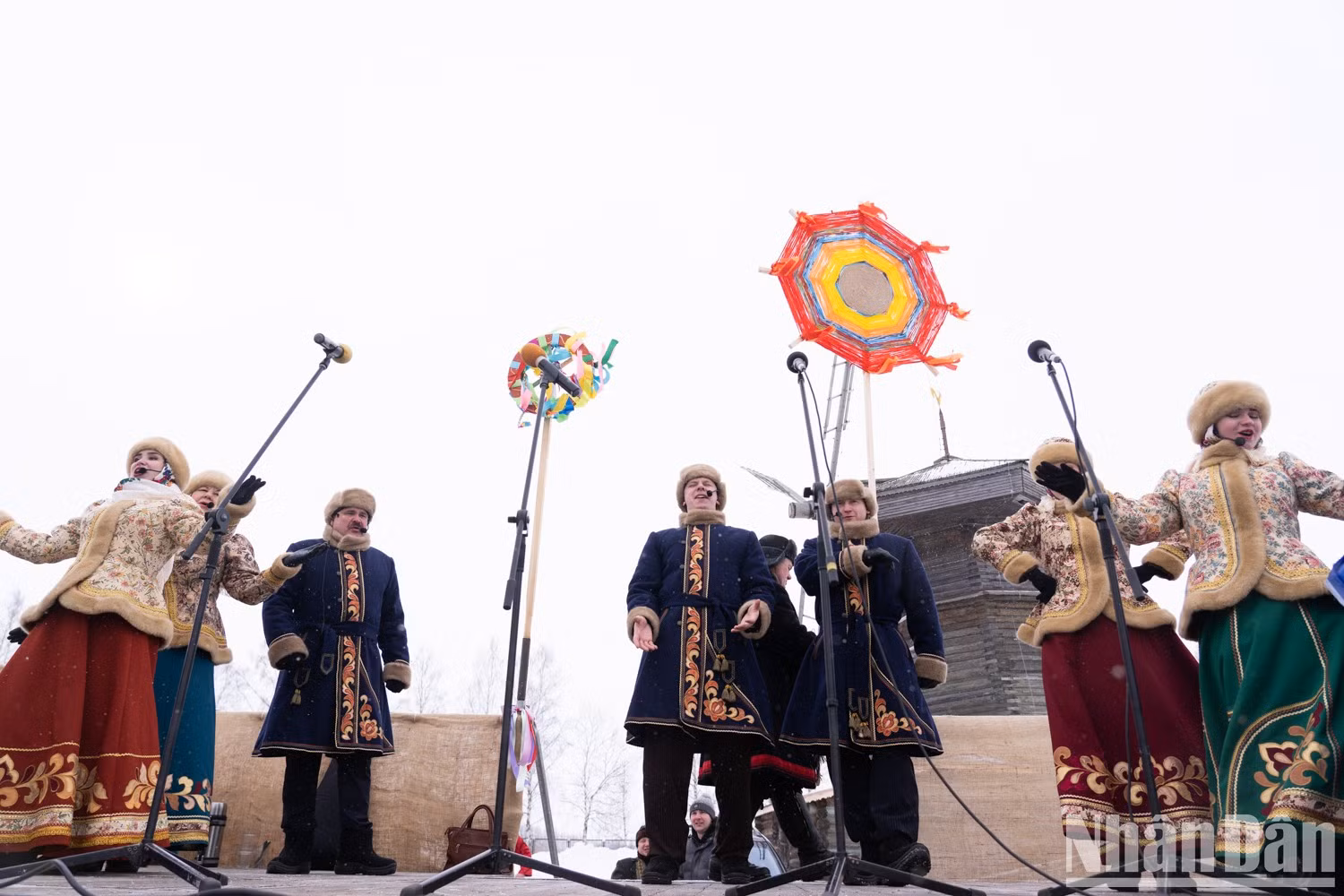 El martes, considerado un día de feliz reunión, los miembro de las familias disfrutan de actividades como el esquí, la música y el baile. El martes, considerado un día de feliz reunión, los miembro de las familias disfrutan de actividades como el esquí, la música y el baile.