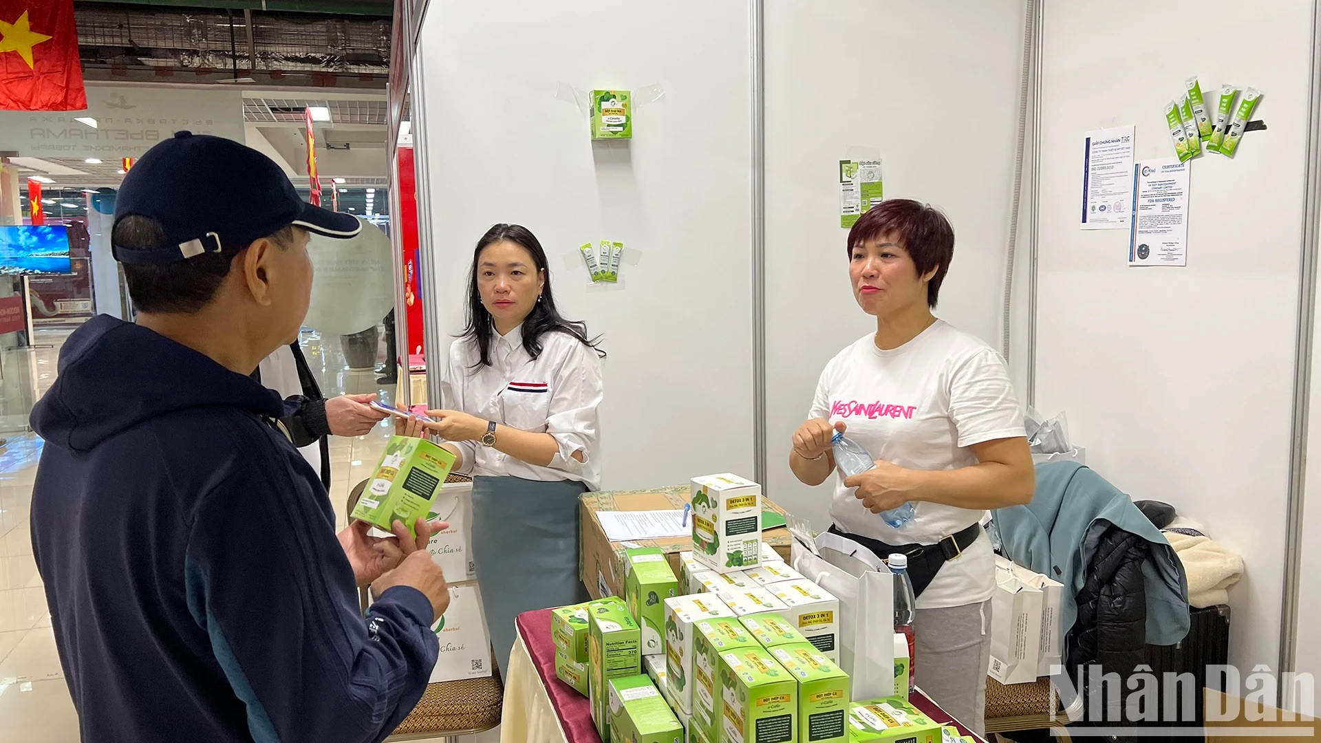 Los productos vietnamitas llaman la atención de los visitantes.