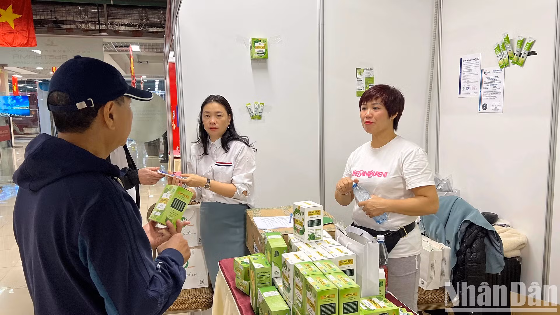 Los productos vietnamitas llaman la atención de los visitantes. Los productos vietnamitas llaman la atención de los visitantes.