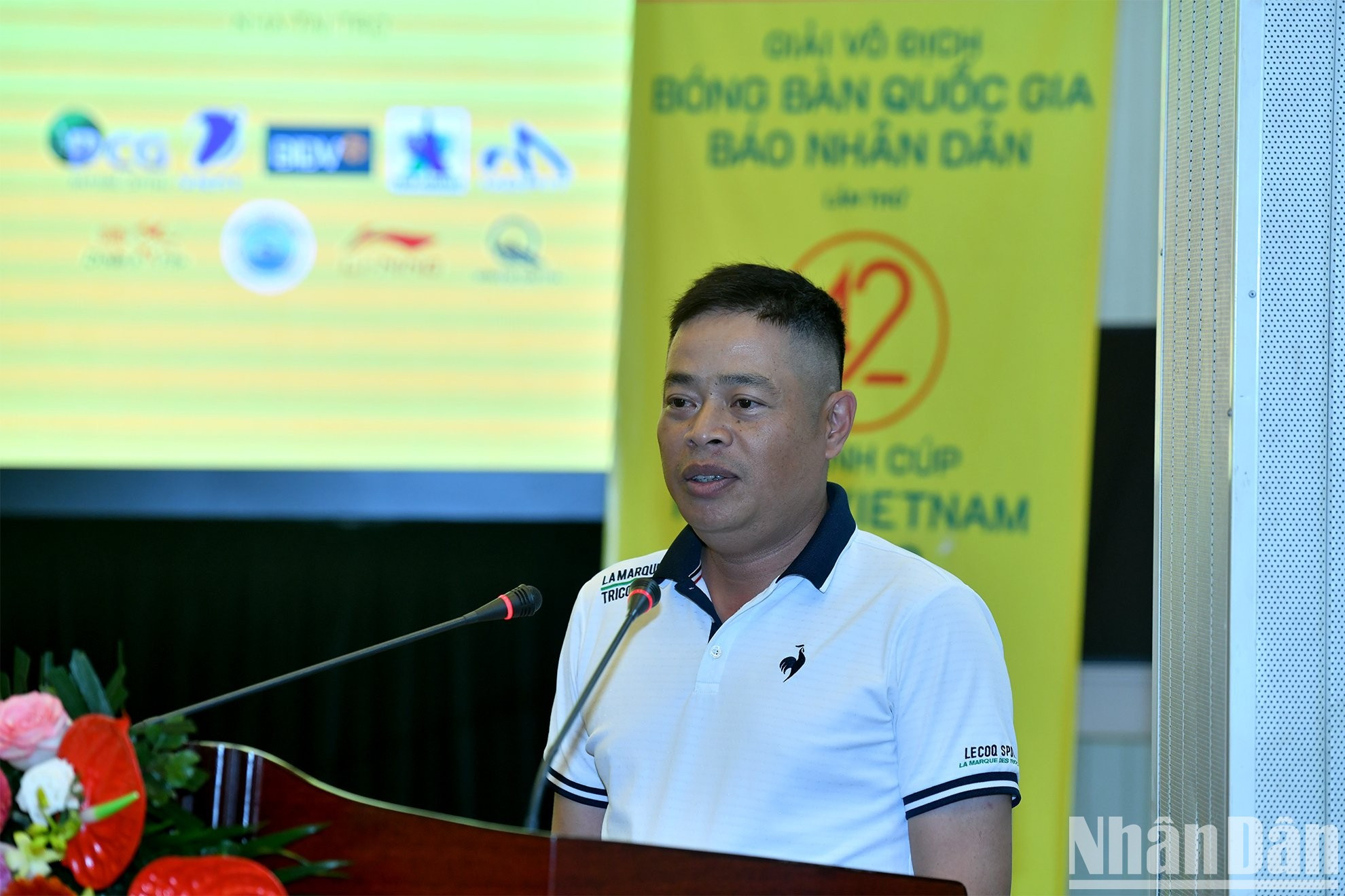 Nguyen Quoc Hung, subdirector de la División II de Deportes de Alto Rendimiento de la Agencia de Educación Física y Deportes, elogia los esfuerzos del periódico Nhan Dan en la organización del torneo.