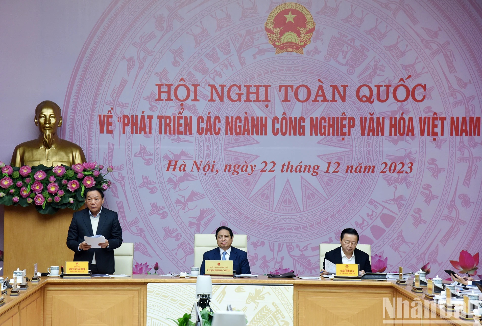 El ministro de Cultura, Deporte y Turismo Nguyen Van Hung informa sobre el estado de desarrollo de las industrias culturales.