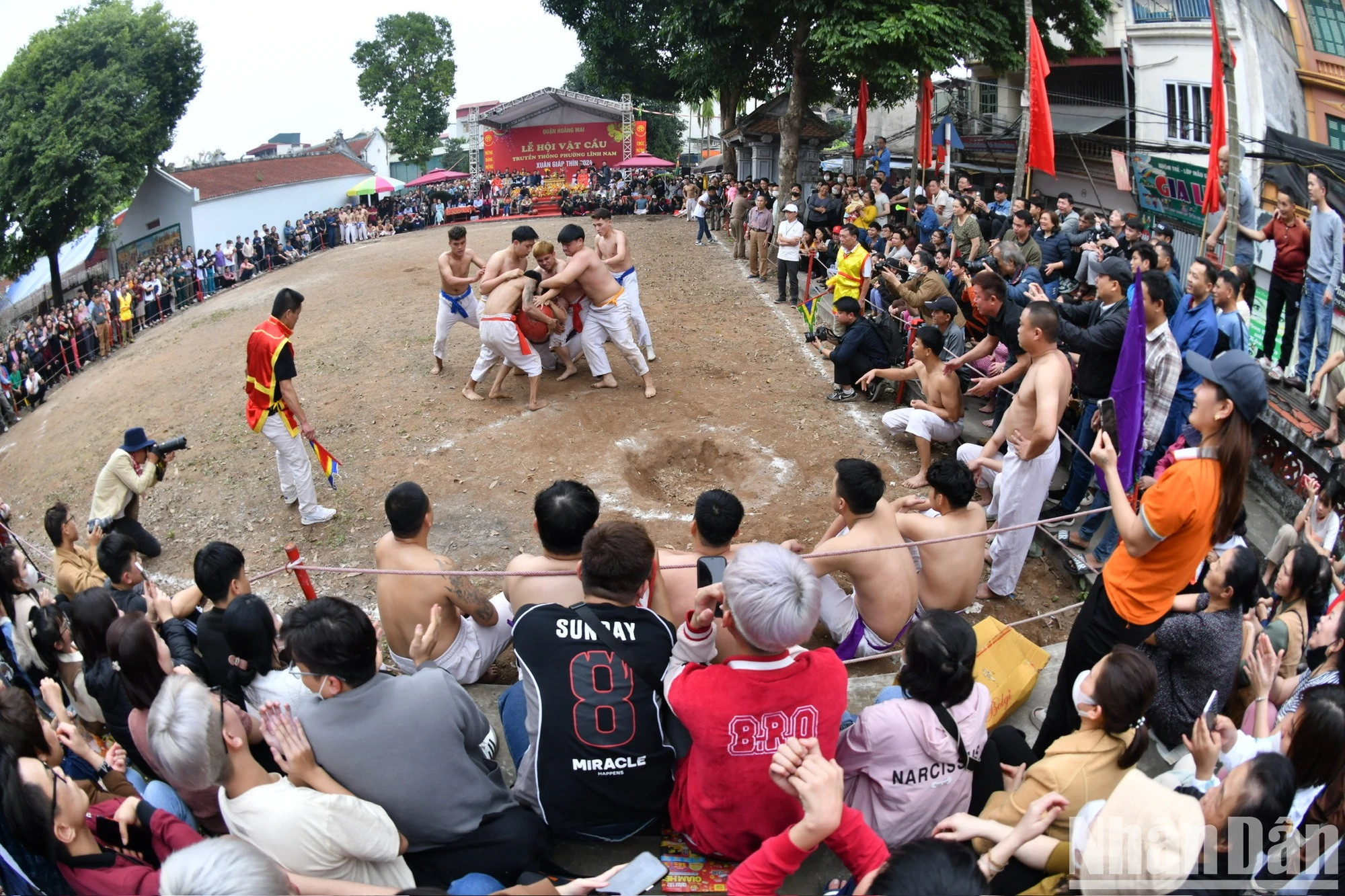 El evento atrae a una gran multitud de lugareños y turistas.