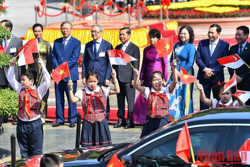 Los niños capitalinos dan la bienvenida a la presidenta de Singapur, Halimah Yacob, y su cónyuge, junto a la delegación. Los niños capitalinos dan la bienvenida a la presidenta de Singapur, Halimah Yacob, y su cónyuge, junto a la delegación.