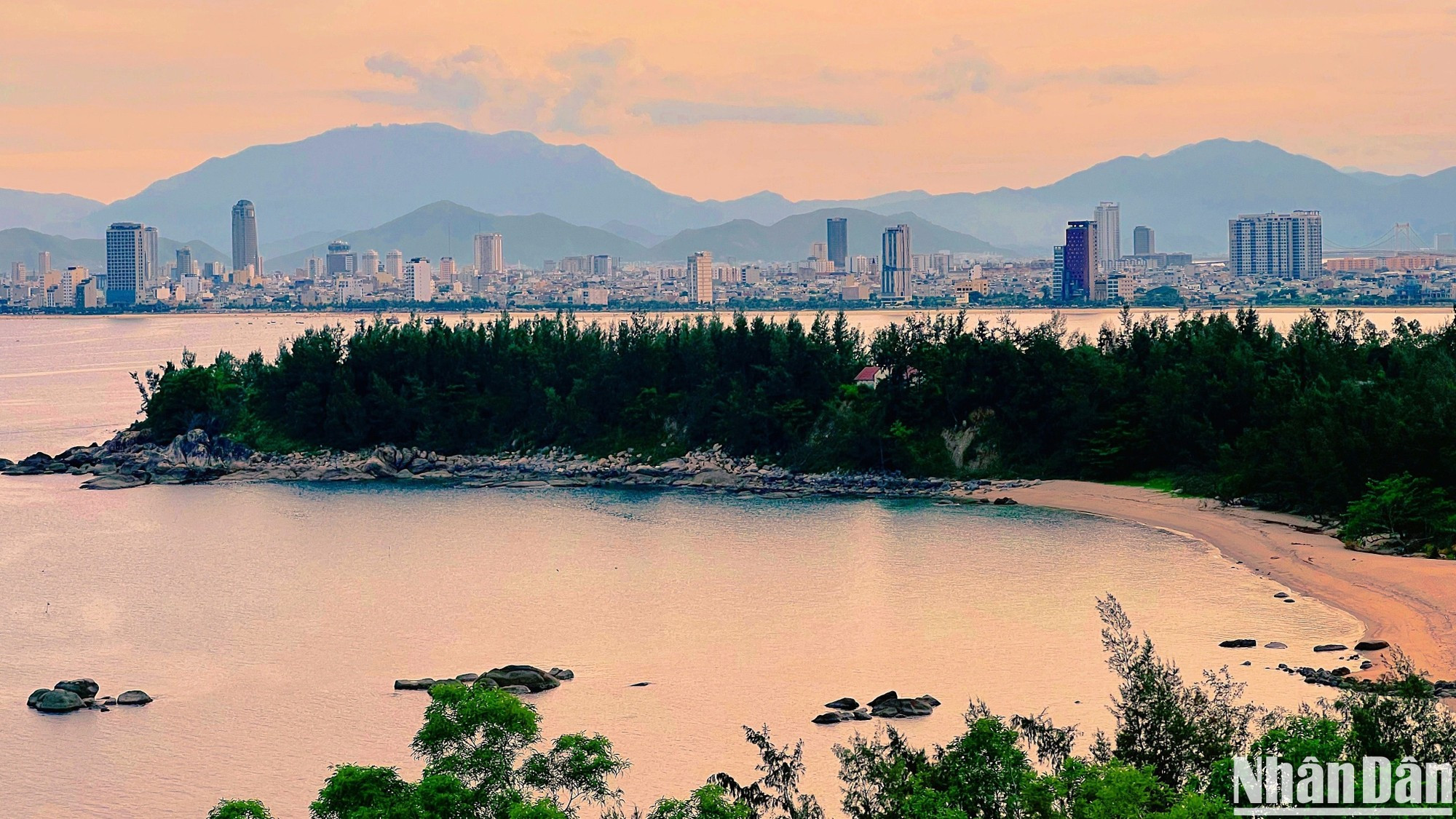 Para contemplar la puesta de sol desde Son Tra, los visitantes pueden optar por descansar a lo largo del camino. Para contemplar la puesta de sol desde Son Tra, los visitantes pueden optar por descansar a lo largo del camino.