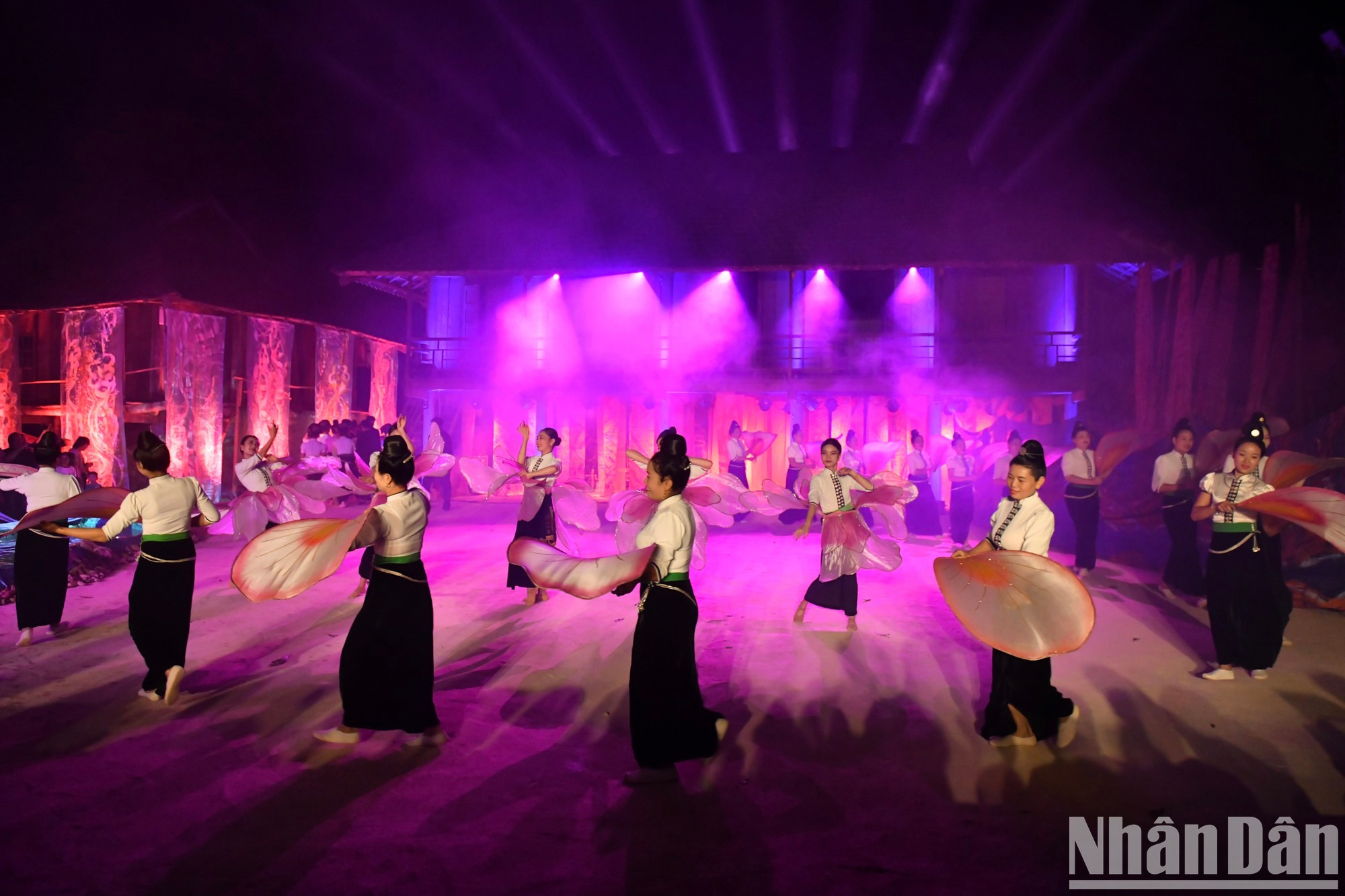 El acto III cuenta el Festival de Xen Pang (costumbre de expresar la gratitud a los antepasados, al cielo y a la tierra). El acto III cuenta el Festival de Xen Pang (costumbre de expresar la gratitud a los antepasados, al cielo y a la tierra).