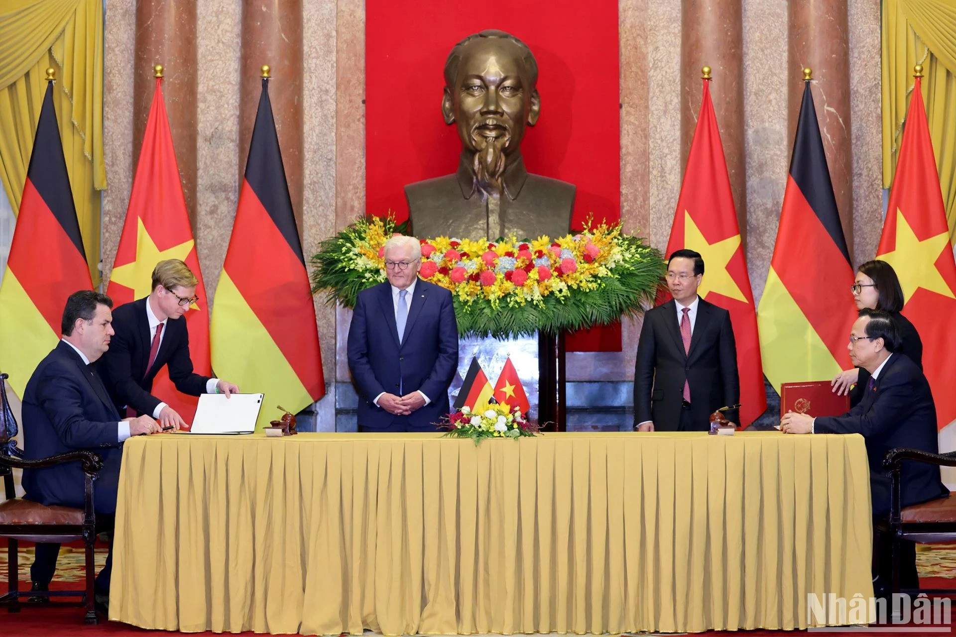 Los dos presidentes presencian la firma de varios documentos de cooperación.