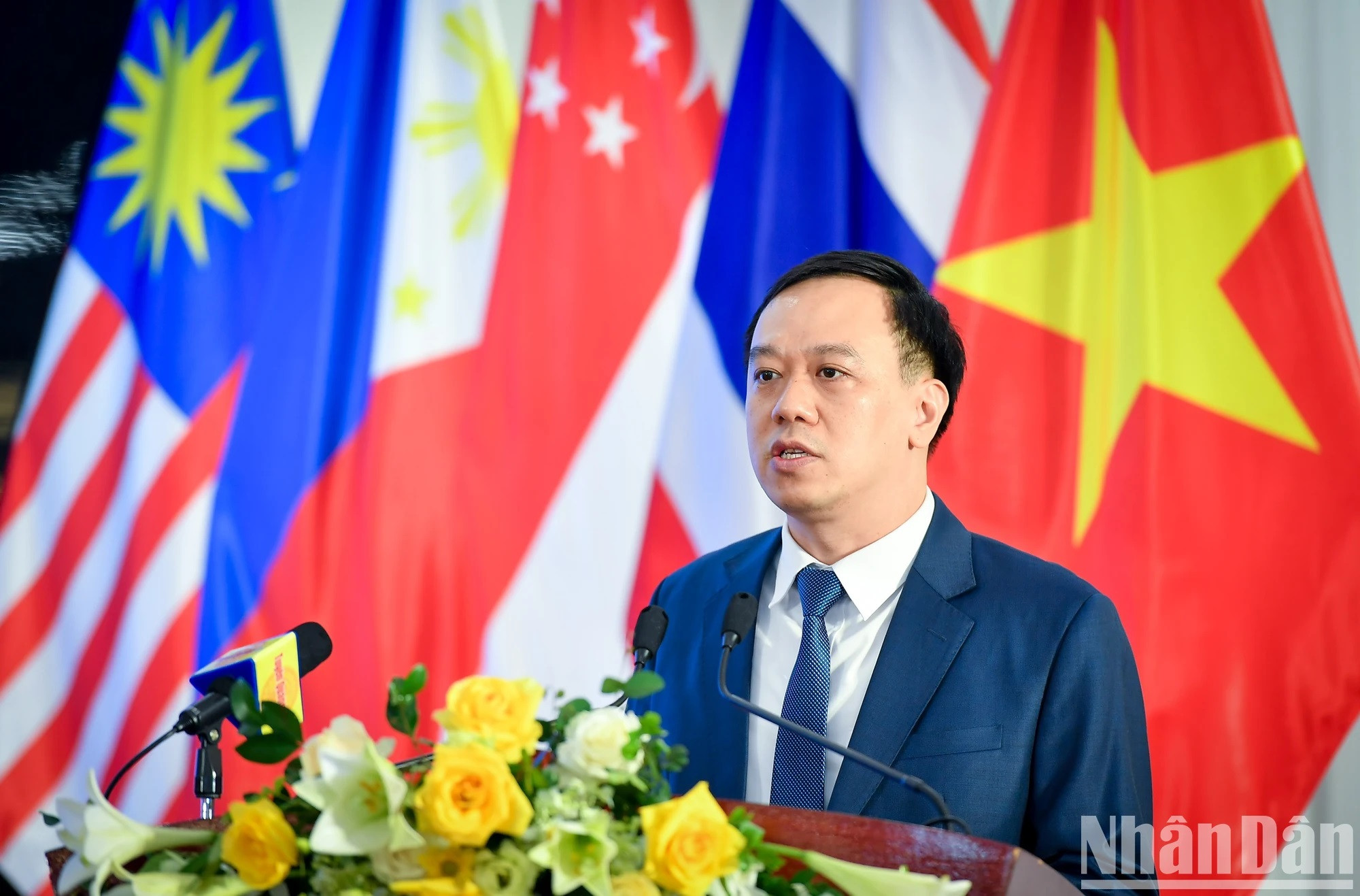 El subjefe de la Redacción de Nhan Dan en línea, Ngo Viet Anh, presenta sobre la transformación digital y el modelo de sala de redacción convergente en el periódico vietnamita. El subjefe de la Redacción de Nhan Dan en línea, Ngo Viet Anh, presenta sobre la transformación digital y el modelo de sala de redacción convergente en el periódico vietnamita.