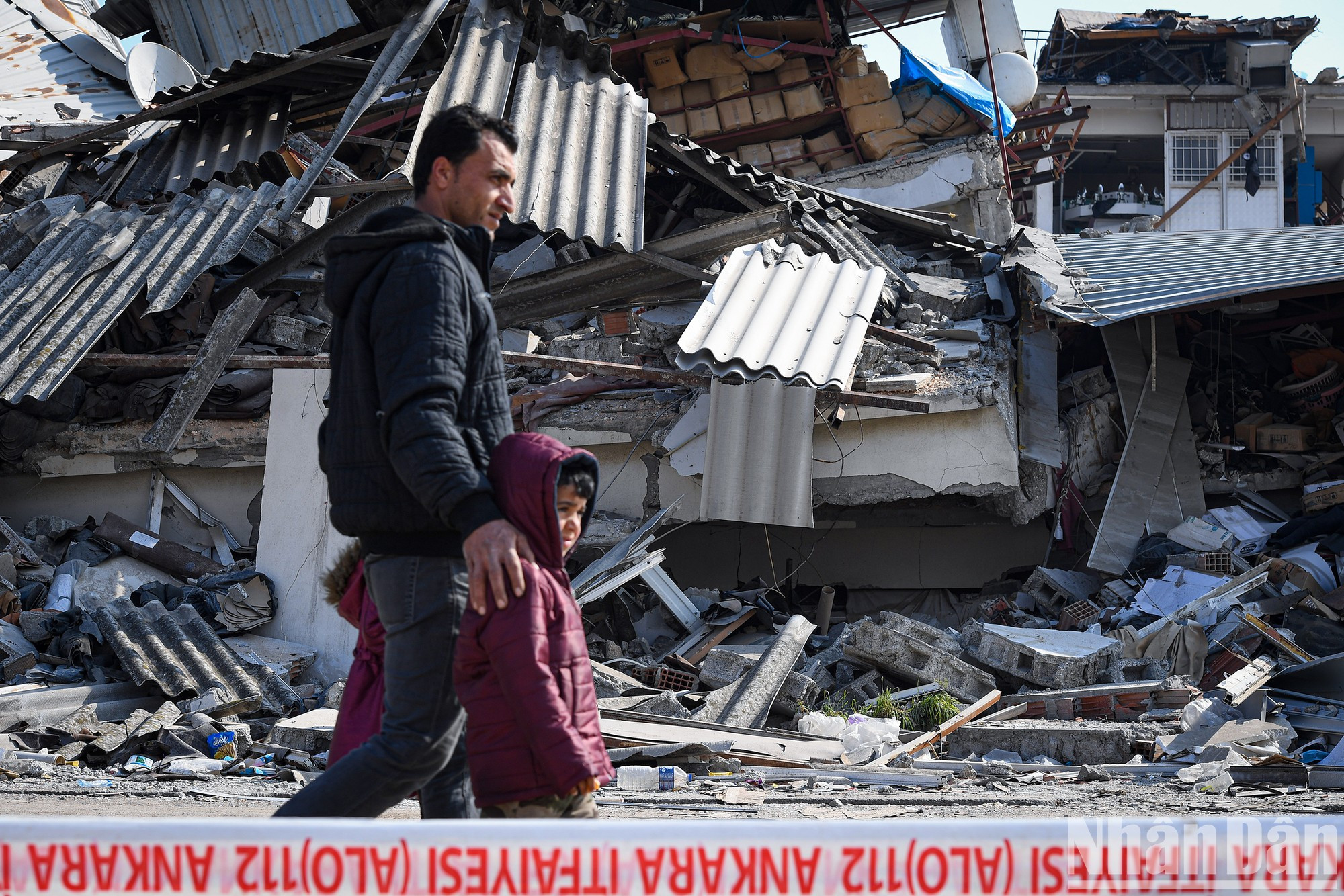 Padres e hijos ante un futuro inquietante. Padres e hijos ante un futuro inquietante.