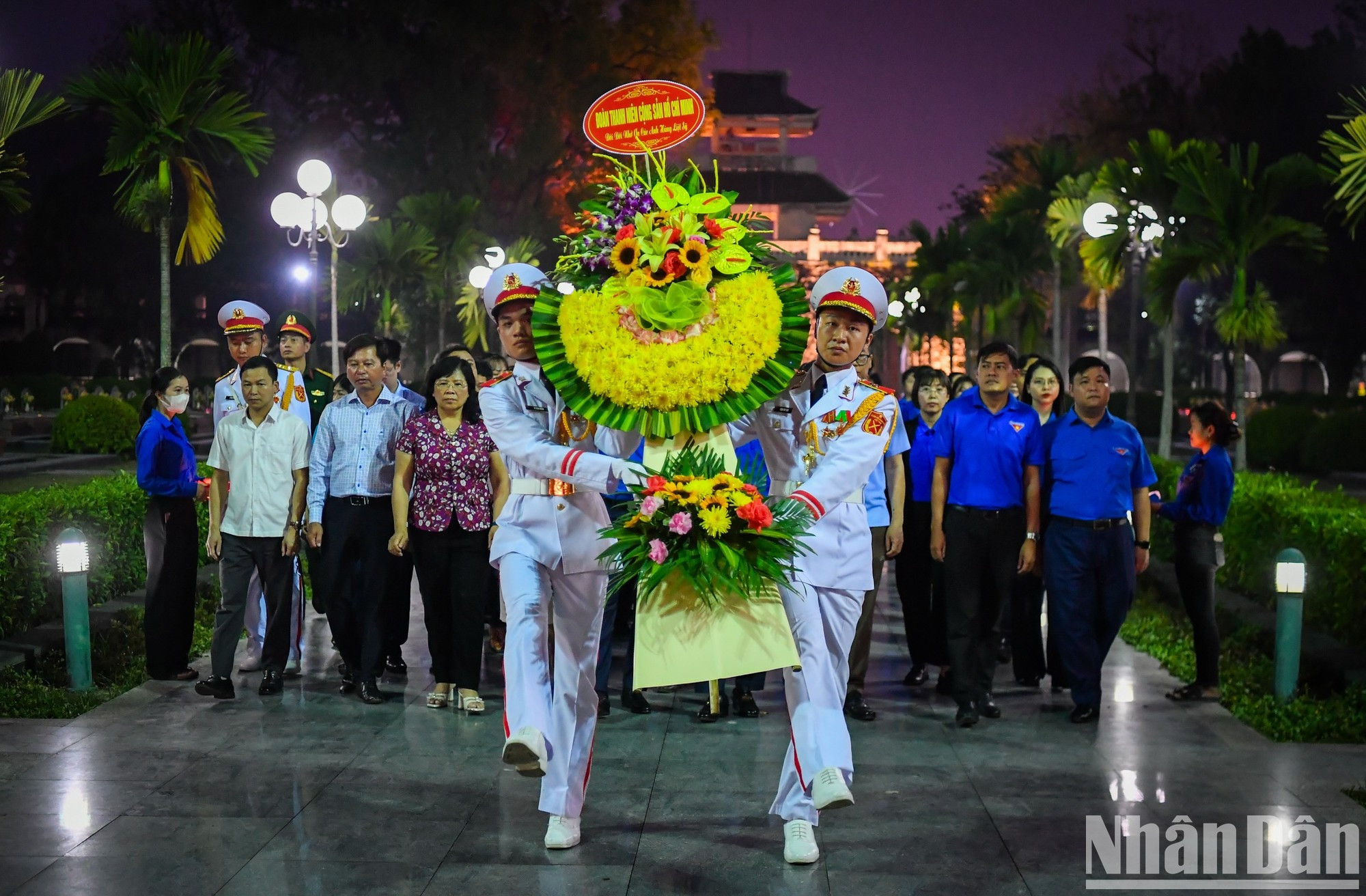 Durante la ceremonia, jóvenes de los grupos étnicos de la provincia de Dien Bien ofrecen flores e inciensos en homenaje a quienes se sacrificaron por la independencia y la libertad de la nación. Durante la ceremonia, jóvenes de los grupos étnicos de la provincia de Dien Bien ofrecen flores e inciensos en homenaje a quienes se sacrificaron por la independencia y la libertad de la nación.