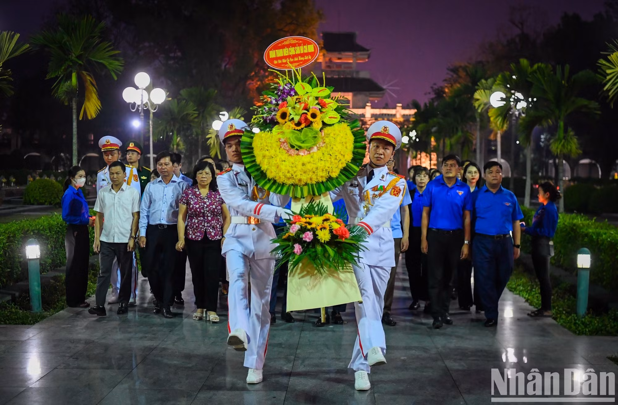 Durante la ceremonia, jóvenes de los grupos étnicos de la provincia de Dien Bien ofrecen flores e inciensos en homenaje a quienes se sacrificaron por la independencia y la libertad de la nación.