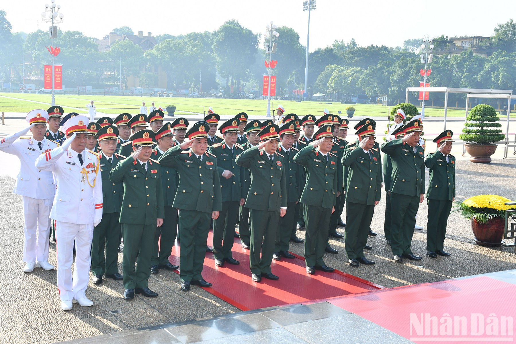 Los militares rinden homenaje al extinto Presidente. Los militares rinden homenaje al extinto Presidente.