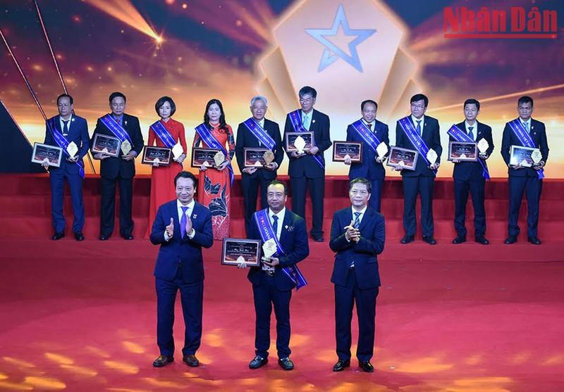 El miembro del Buró Político y jefe del Comisión de Asuntos Económicos del Comité Central del Partido Tran Tuan Anh y representantes de la VCCI honraron y entregaron el título “Empresario destacado de Vietnam” para 60 empresarios.