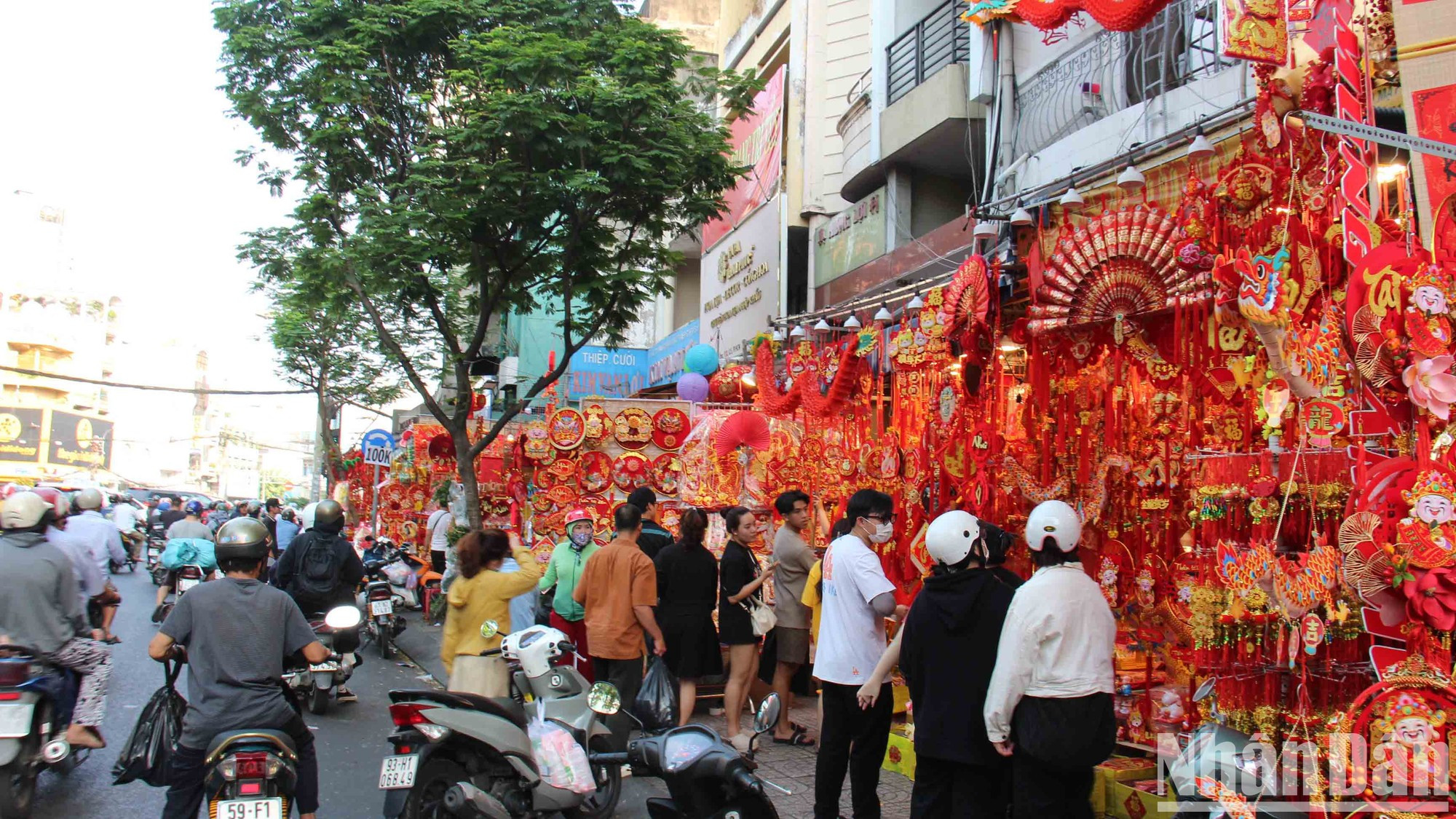 Por estos días, la calle Hai Thuong Lan Ong luce más brillante con los adornos tradicionales de Tet. Por estos días, la calle Hai Thuong Lan Ong luce más brillante con los adornos tradicionales de Tet.