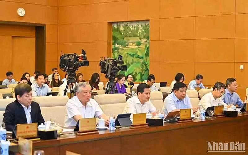 El presidente del Tribunal Popular Supremo Nguyen Hoa Binh y el viceprimer ministro Le Minh Khai, junto a líderes de ministerios y sectores, en el evento.