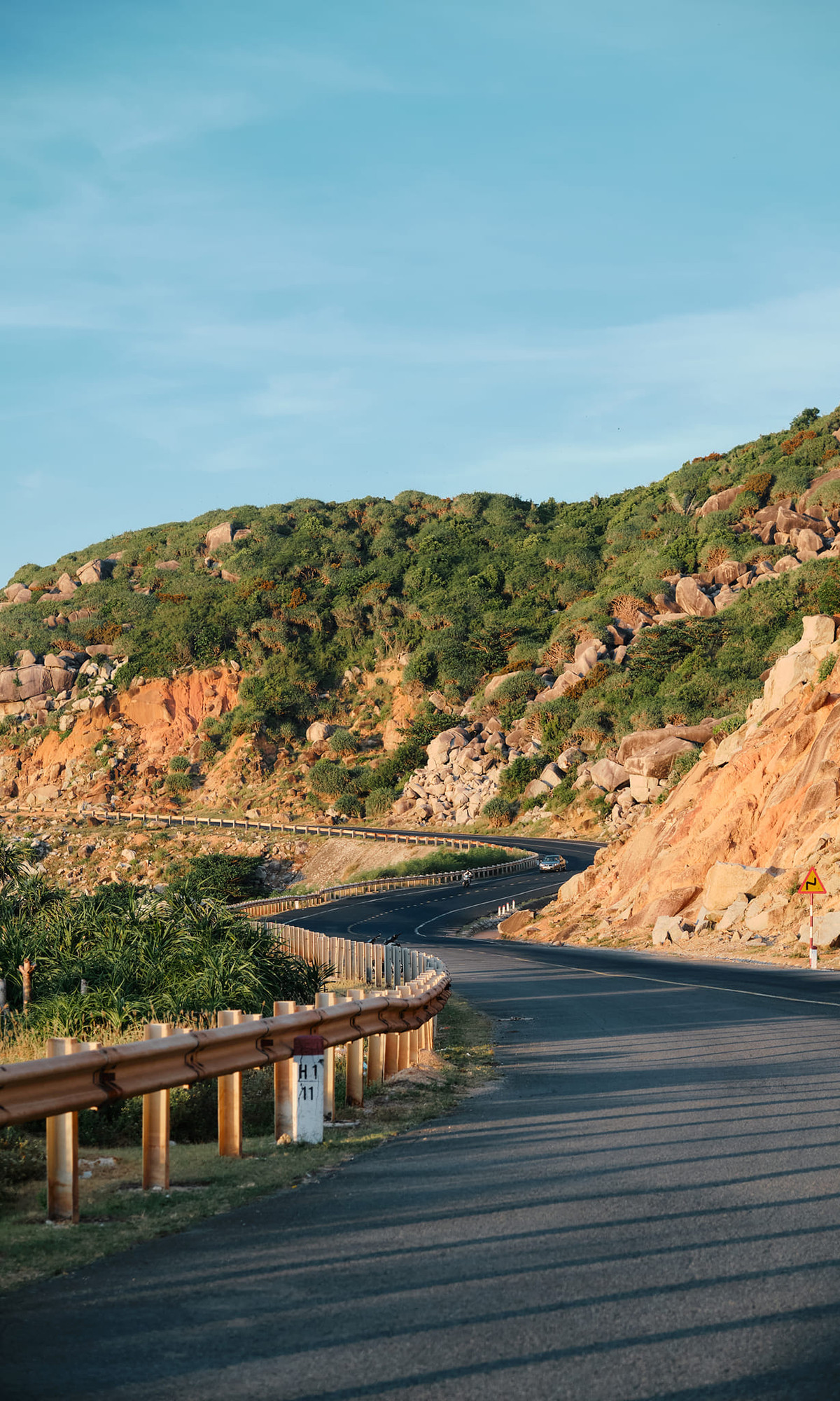 El primer destino de Dong Hoa en la carretera costera es el paseo Ca. Con una altura de 333 metros y una longitud de 12 kilómetros, el paseo conecta a las provincias de Phu Yen y Khanh Hoa en la carretera 1. El primer destino de Dong Hoa en la carretera costera es el paseo Ca. Con una altura de 333 metros y una longitud de 12 kilómetros, el paseo conecta a las provincias de Phu Yen y Khanh Hoa en la carretera 1.