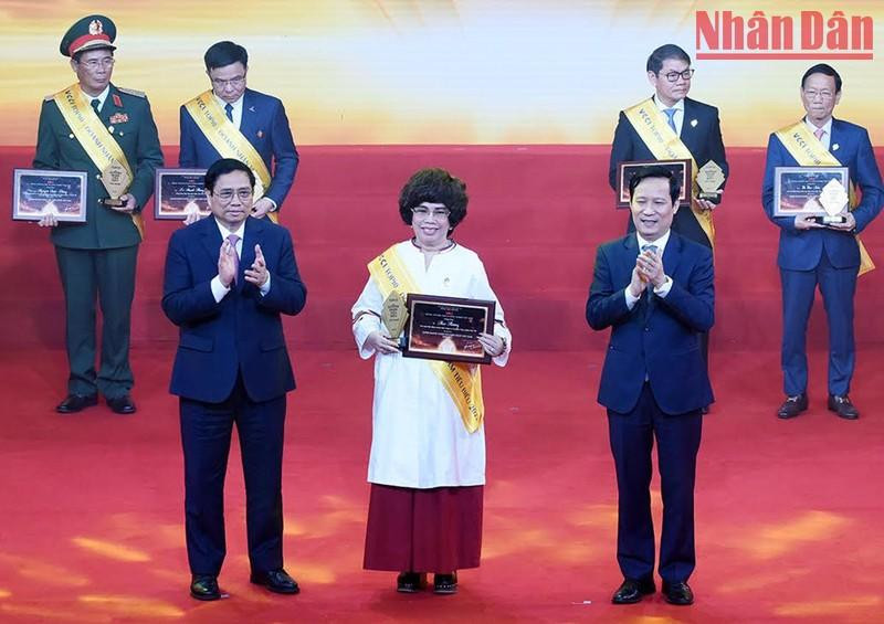 El primer ministro otorgó el título “Los 10 empresarios más destacados de Vietnam en 2022” a Thai Huong, presidenta del Consejo estratégico de la compañía láctea TH.