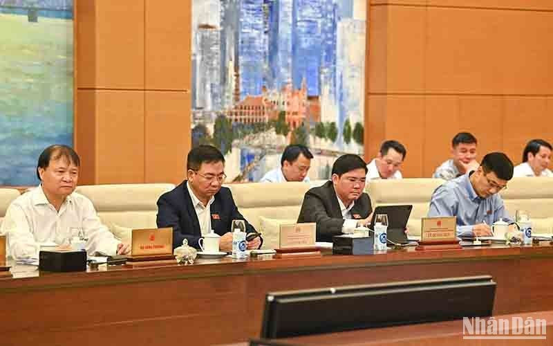 Los miembros del Comité Permanente de la Asamblea Nacional, los líderes de las Comisiones parlamentarias y los delegados en la reunión.