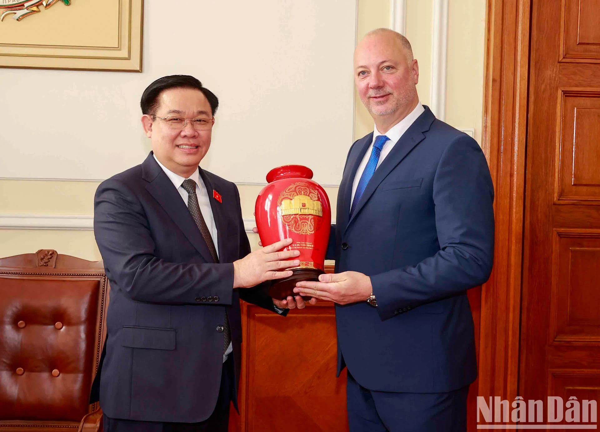 Vuong Dinh Hue entrega regalo conmemorativo a su homólogo búlgaro.