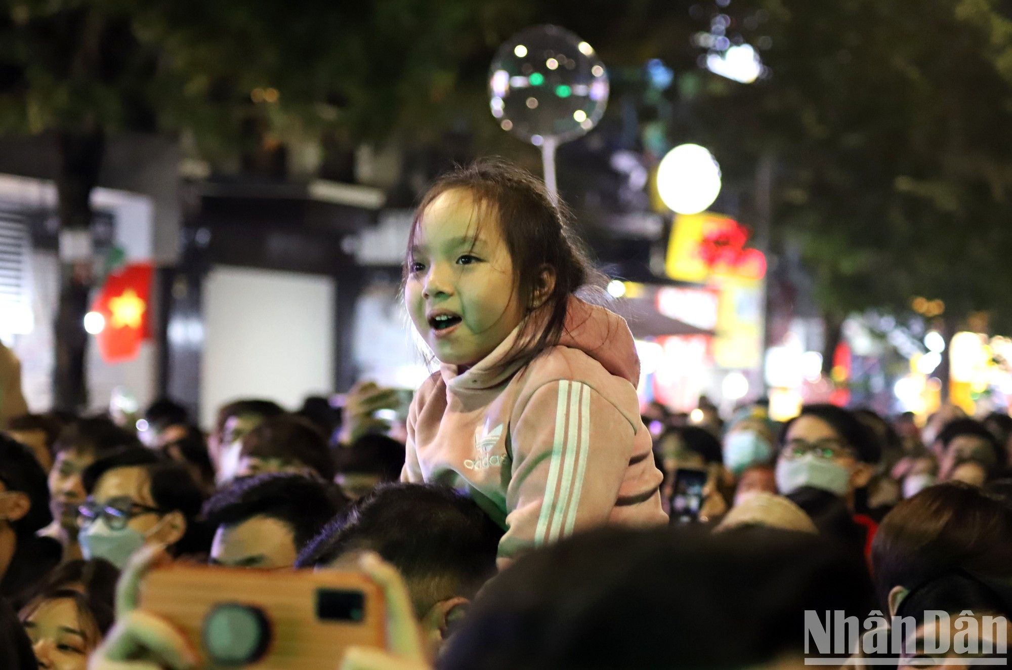 Los niños también se unen a la excitación del emocionante evento.