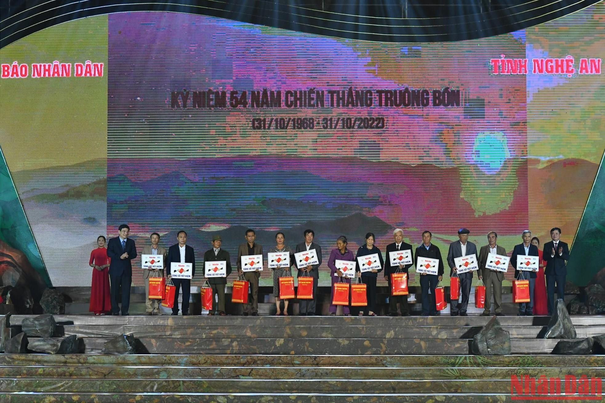 El jefe de la Comisión de Cultura y Educación de la Asamblea Nacional, Nguyen Dac Vinh, y el secretario del Comité del Partido de Nghe An, Thai Thanh Quy, otorgan regalos a las familias. El jefe de la Comisión de Cultura y Educación de la Asamblea Nacional, Nguyen Dac Vinh, y el secretario del Comité del Partido de Nghe An, Thai Thanh Quy, otorgan regalos a las familias.