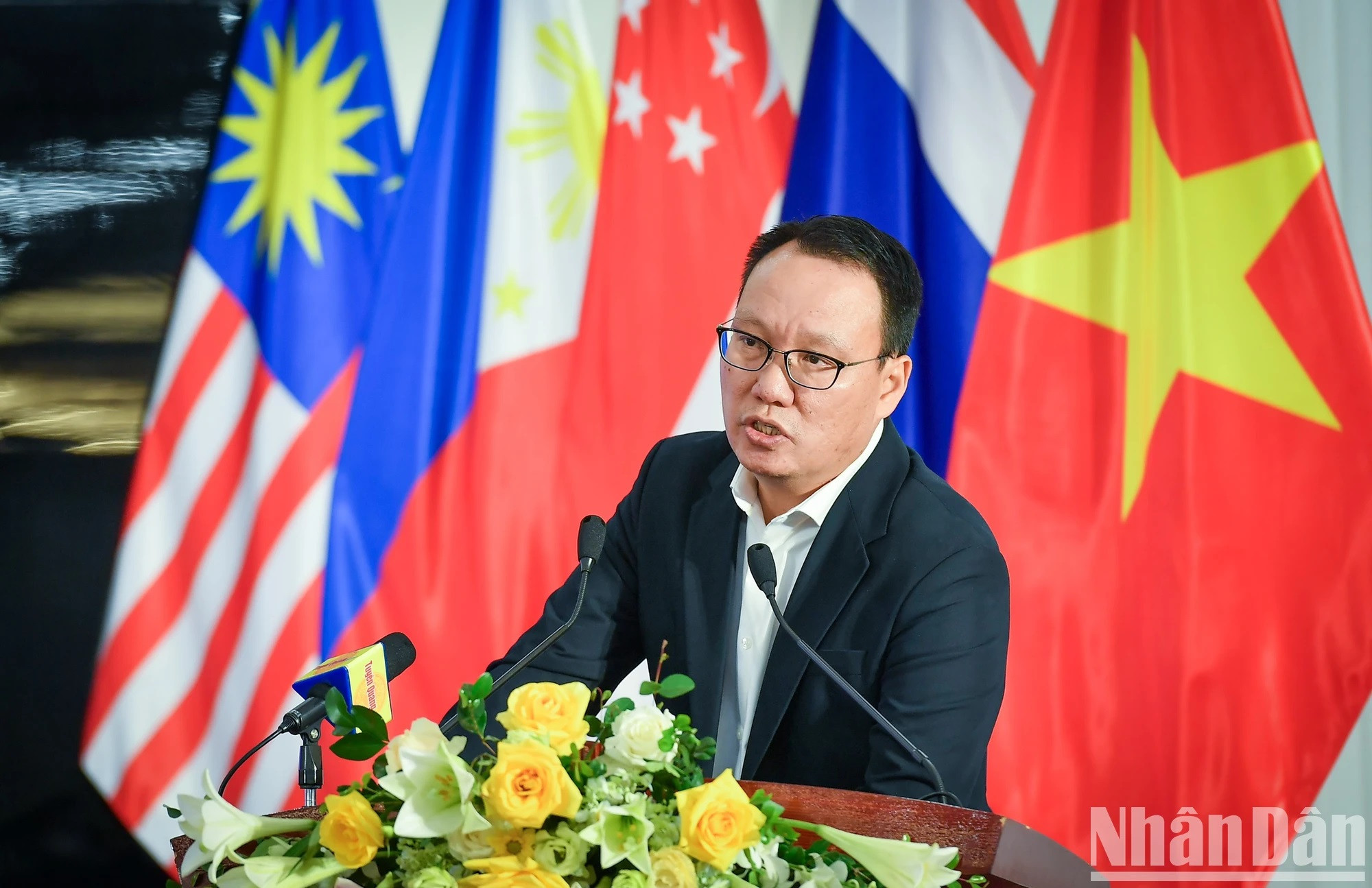 El vicedirector del Centro de Producción y Desarrollo de Contenido Digital de la Televisión de Vietnam VTV, Pham Anh Chien, presenta sobre las orientaciones de transformación digital de la entidad. El vicedirector del Centro de Producción y Desarrollo de Contenido Digital de la Televisión de Vietnam VTV, Pham Anh Chien, presenta sobre las orientaciones de transformación digital de la entidad.