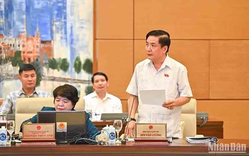 El secretario general de la Asamblea Nacional de Vietnam y jefe de la Oficina parlamentaria, Bui Van Cuong, interviene en la reunión.