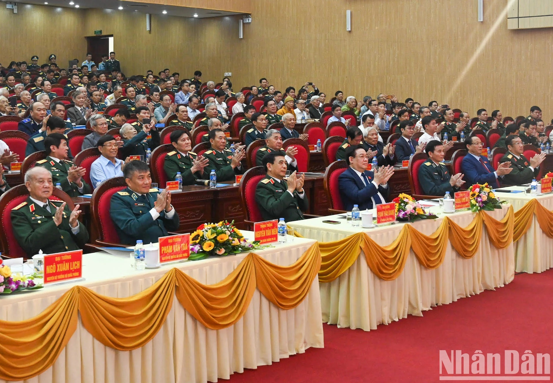 El presidente legislativo, el minsterio de Defensa Phan Van Giang y los líderes del Partido y Gobierno en el evento.
