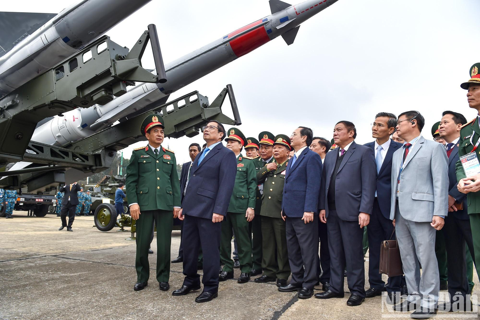 El primer ministro y los delegados en la exhibición. El primer ministro y los delegados en la exhibición.