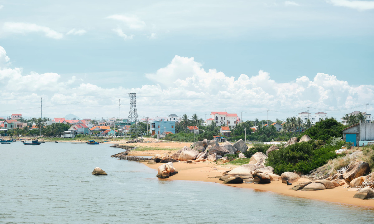 Durante los últimos años, la provincia de Phu Yen se ha convertido en uno de los destinos favoritos para veranear. El pueblo Dong Hoa, situado al sur de la provincia, se asienta sobre un terreno llano. Durante los últimos años, la provincia de Phu Yen se ha convertido en uno de los destinos favoritos para veranear. El pueblo Dong Hoa, situado al sur de la provincia, se asienta sobre un terreno llano.