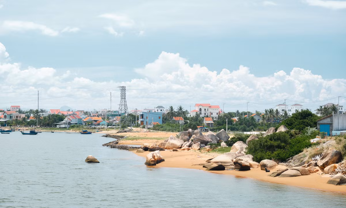 Durante los últimos años, la provincia de Phu Yen se ha convertido en uno de los destinos favoritos para veranear. El pueblo Dong Hoa, situado al sur de la provincia, se asienta sobre un terreno llano.