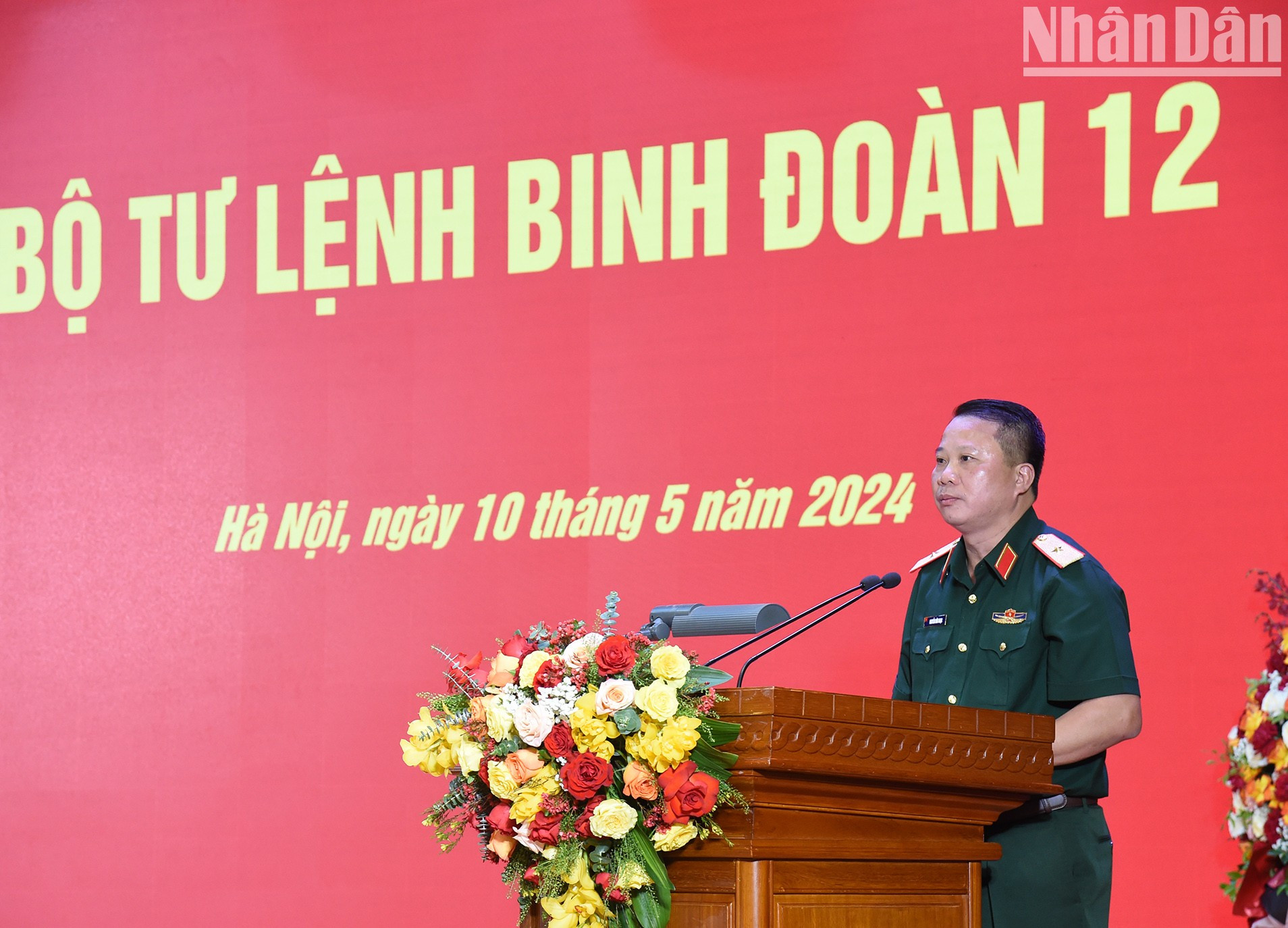 El general de brigada Nguyen Huu Ngoc, comandante del 12o Cuerpo, informa sobre las tareas de la unidad. El general de brigada Nguyen Huu Ngoc, comandante del 12o Cuerpo, informa sobre las tareas de la unidad.