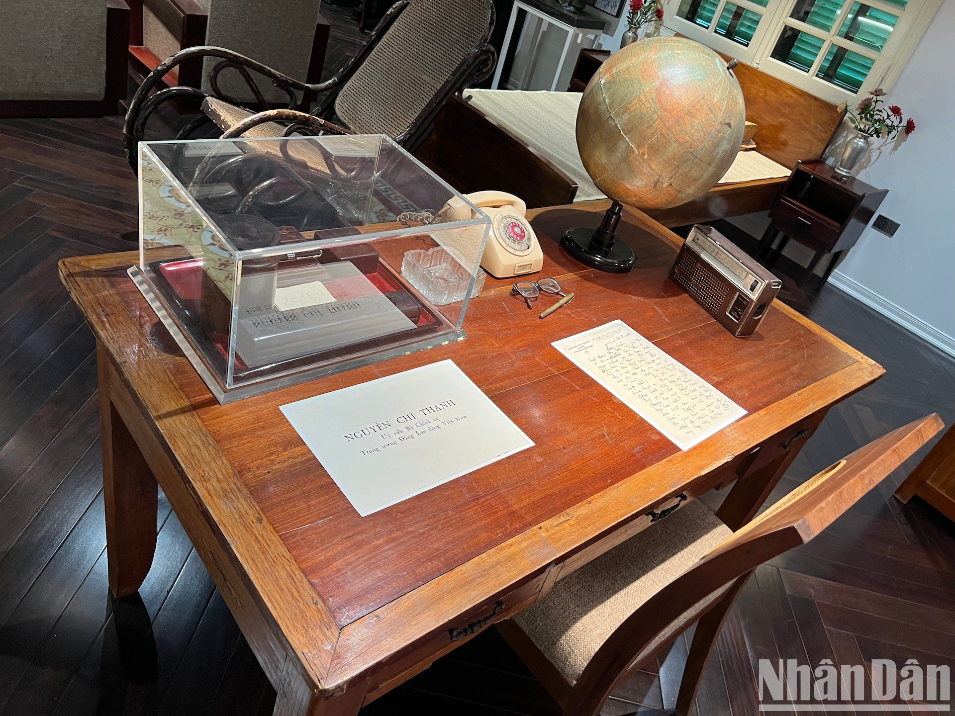 El escritorio restaurado del difuntoextinto General.